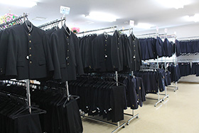 店内の学生服