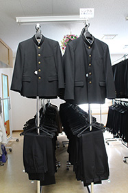 店内の学生服