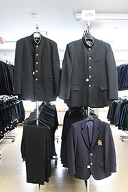 店内の学生服