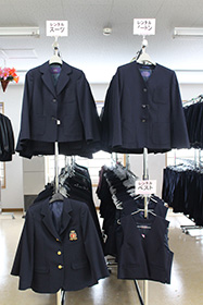店内の学生服