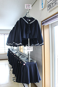 店内の学生服